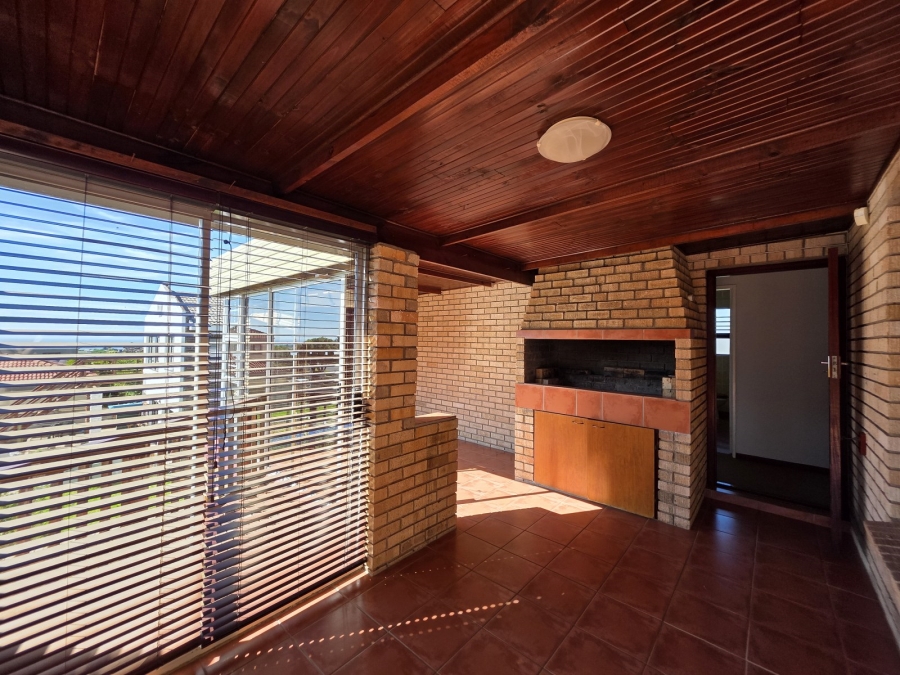 4 Bedroom Property for Sale in Wavecrest Eastern Cape